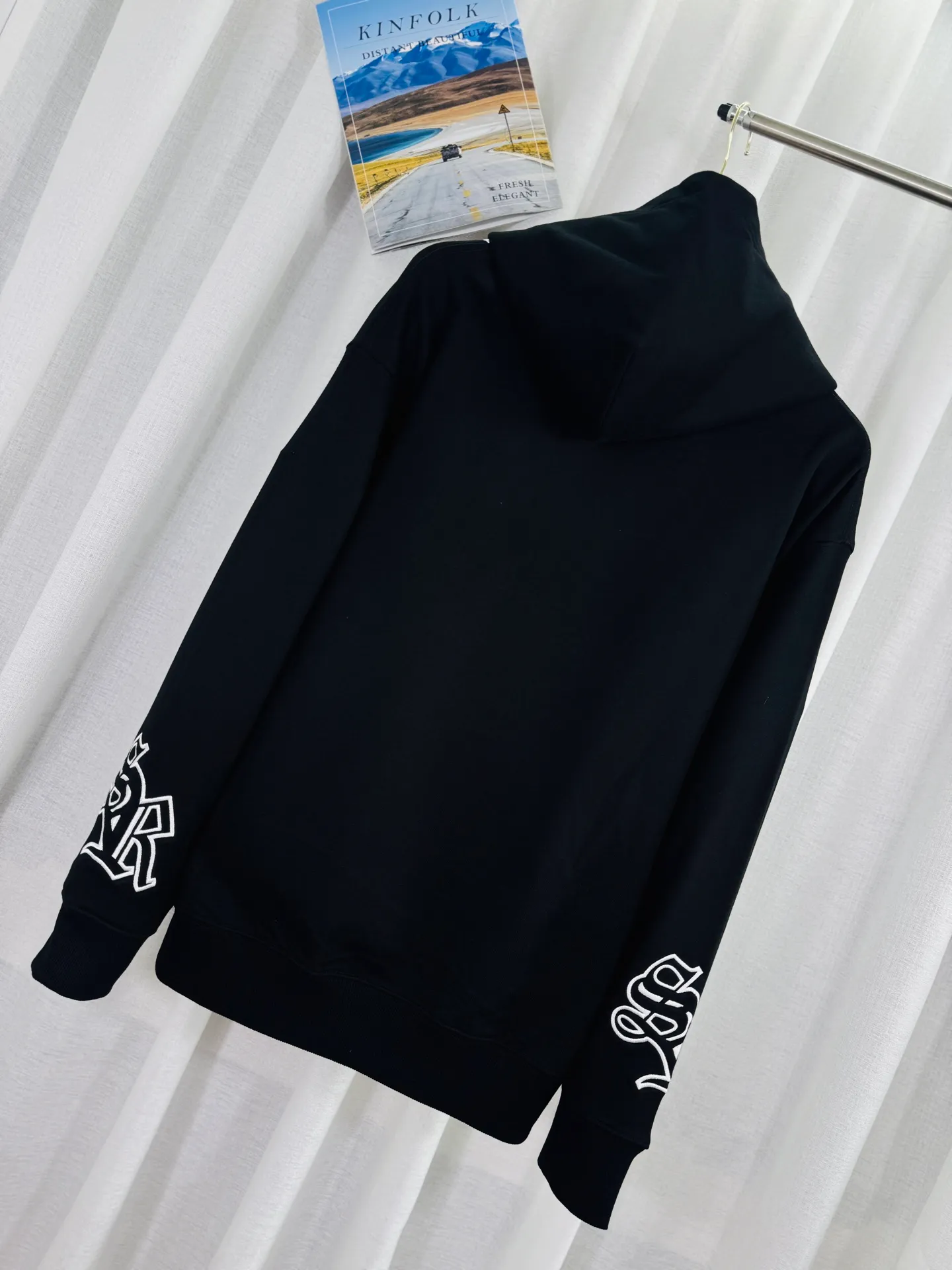 P290 top version, real shot without P, ​​different from market currency) 𝗖𝗵𝗿𝗼𝗺𝗲 𝗛𝗲𝗮𝗿𝘁𝘀/Cro Heart 2025 washed and burned flower patch embroidered autumn and winter new original single counter American patchwork 3D three-dimensional couple casual hooded sweatshirt 👑The highest version! Customized fabric 480g tripe terry fabric! American-style acid-washed and distressed original fabric, laser burning + appliqué embroidery, exquisite embroidery of beaded letters! The best-selling model in the counter, very comfortable to wear. Accessories: original molded and authenticated collar label➕100% silk wash label. Genuine purchase-grade original hangtag➕matching hanging rope➕3D hanging beads➕original packaging bag. Craftsmanship: The original version has consistent wiring! The highest version of the armhole matching technique! Color: Black Size: S M L XL Style No.: 9335